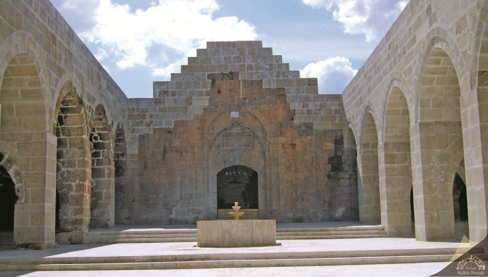 Mahperi Hatun Kervansarayı